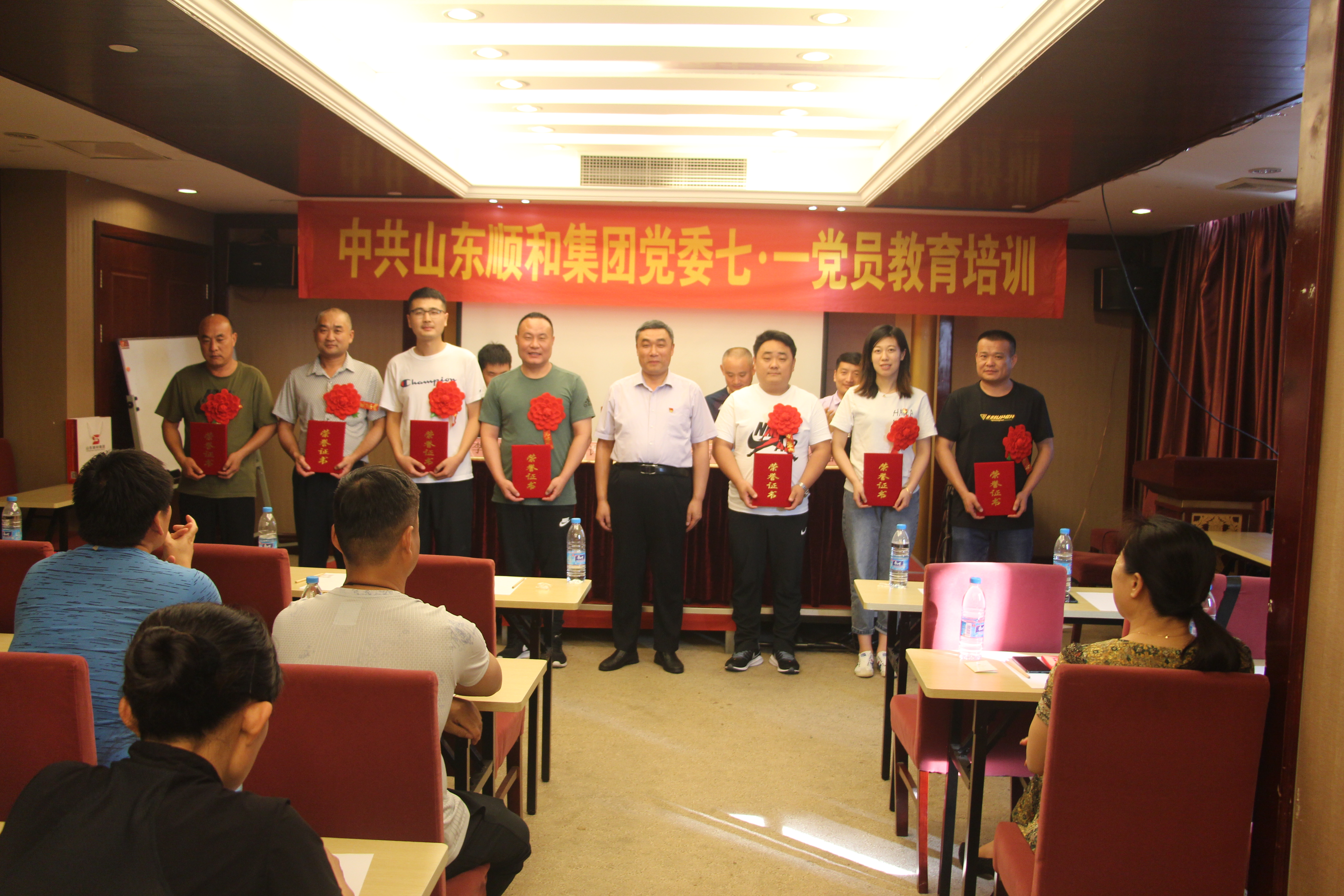 为优秀党员颁发荣誉证书